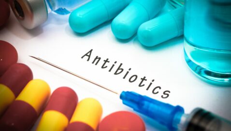Степанов предупредил об опасности антибиотиков на начальной стадии COVID-19