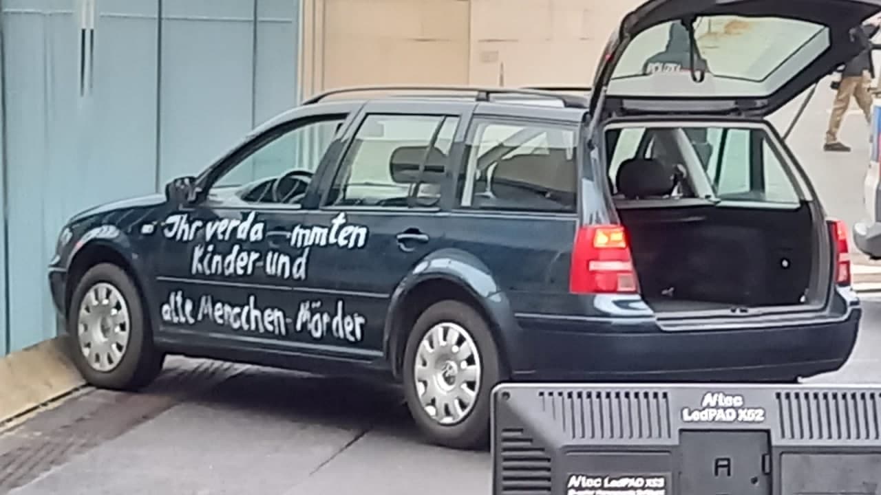 Проклятые убийцы детей и стариков: автомобиль протаранил ворота резиденции Меркель