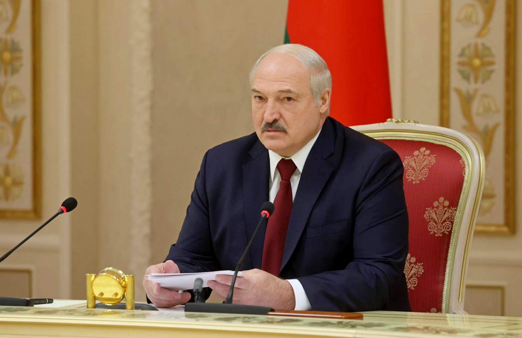 Лукашенко о непризнании себя президентом: «Чья бы корова мычала, а Зеленского молчала»
