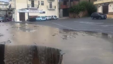 Наводнение на юге Италии: обрушился мост, затопило дороги