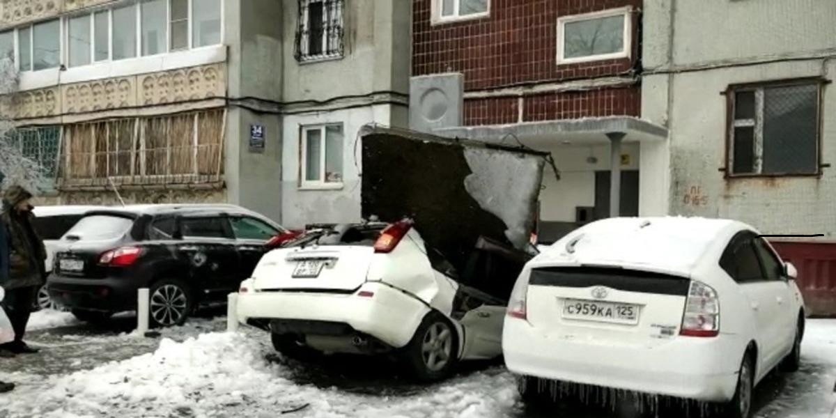 Во Владивостоке упавшая бетонная плита разнесла машину (видео)