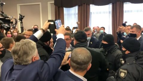 В Киевоблсовете произошла потасовка из-за якобы больного COVID-19 депутата (видео)