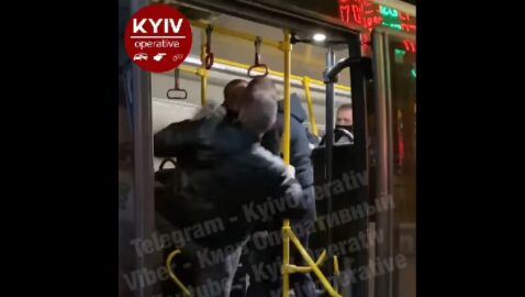 В Киеве группа людей устроила драку и погоню за маршруткой из-за масок