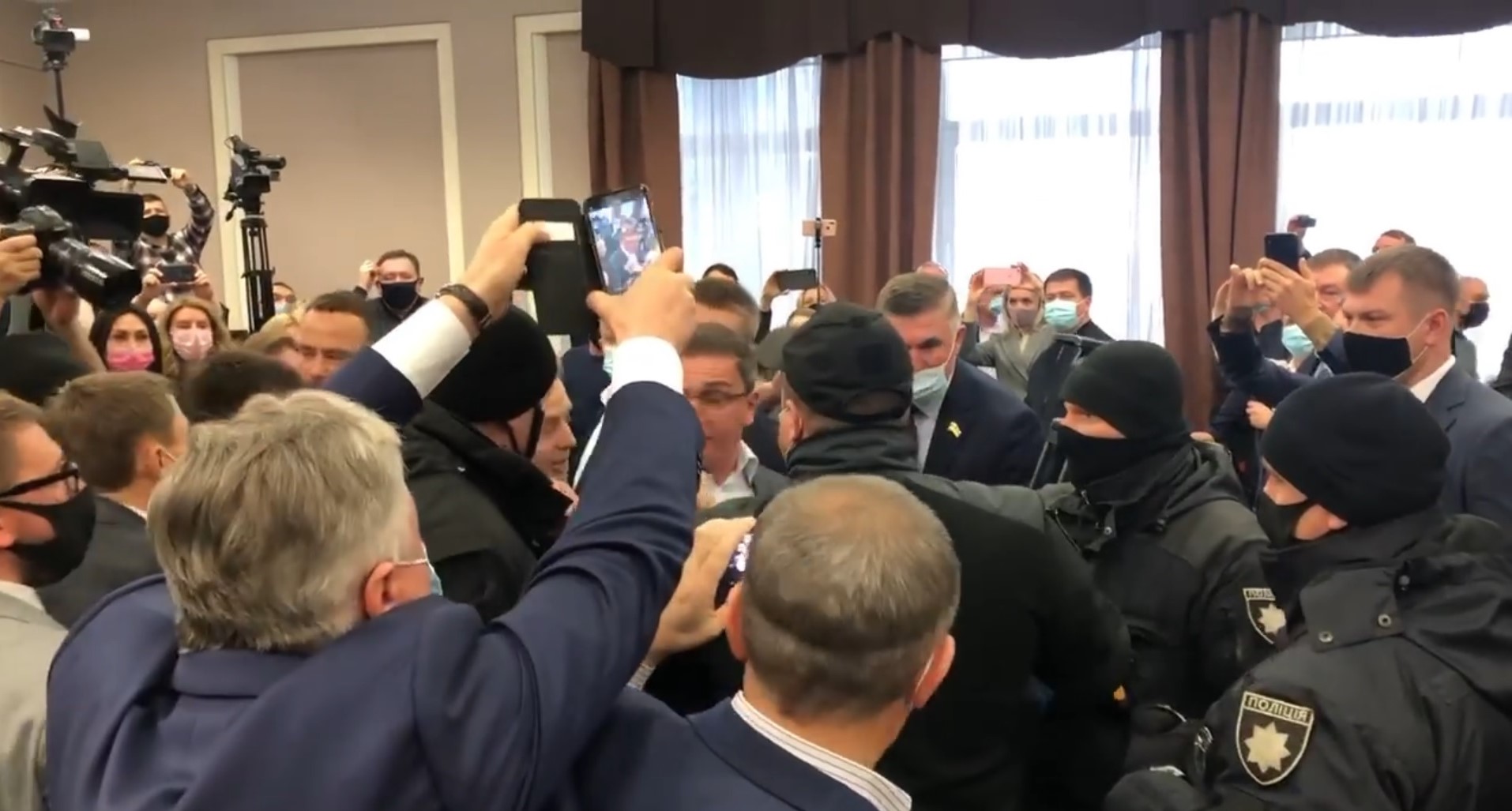 В Киевоблсовете произошла потасовка из-за якобы больного COVID-19 депутата (видео)