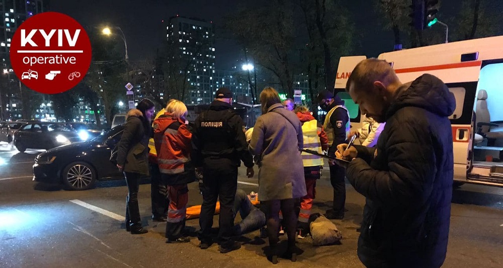 В Киеве мотоциклист сбил людей на пешеходном переходе - 3 - изображение