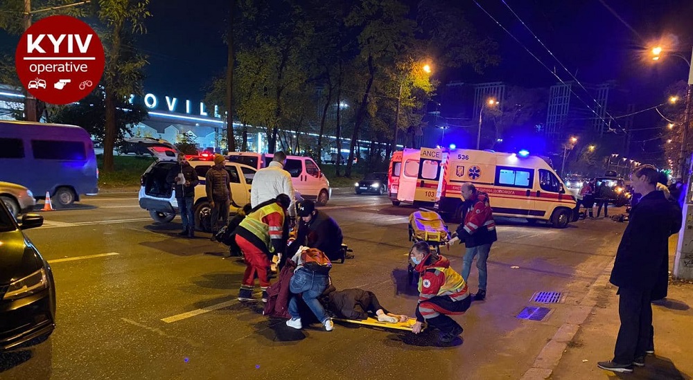 В Киеве мотоциклист сбил людей на пешеходном переходе - 1 - изображение