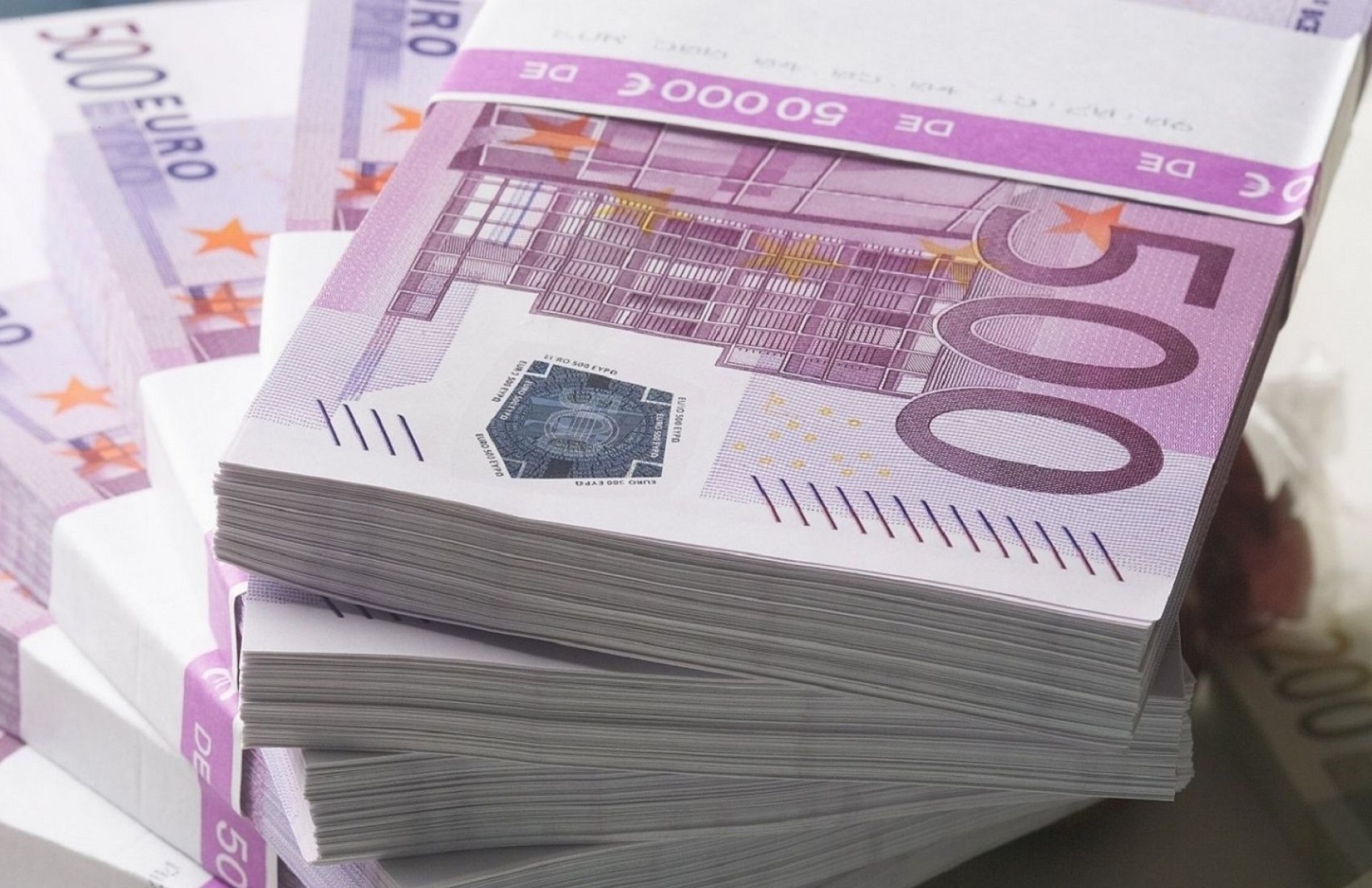 Впервые за три года курс евро поднялся выше 34 гривен