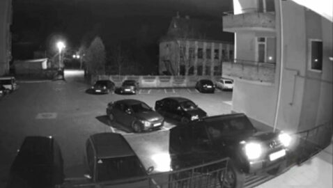 Депутаты горсовета на Львовщине пытались по ступенькам заехать во двор жилого дома на авто (видео)
