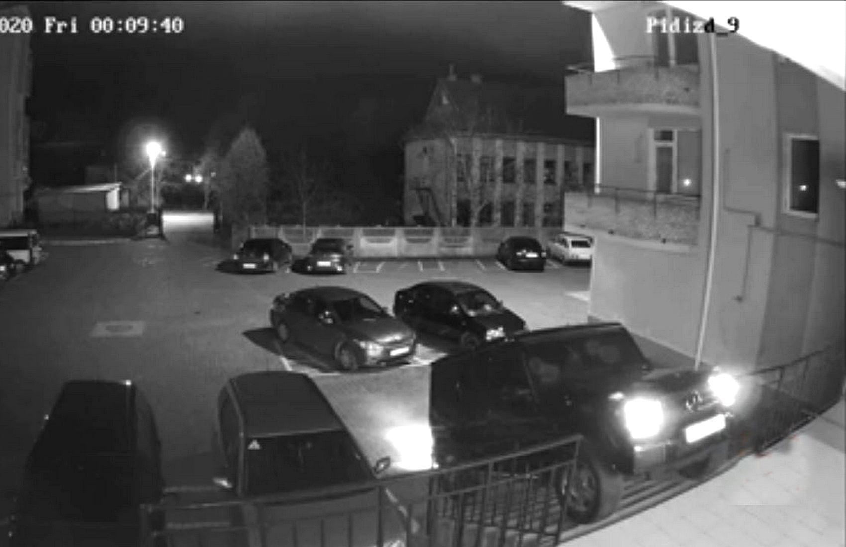 Депутати міськради на Львівщині намагалися по сходинках заїхати у двір житлового будинку на авто (відео)