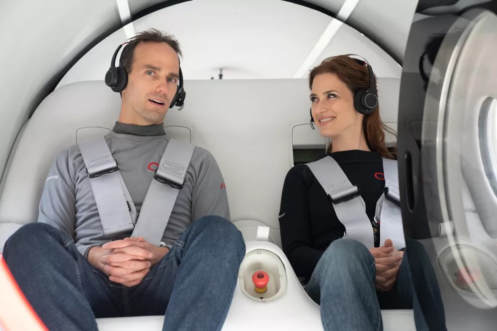 Поїзд Hyperloop на магнітній подушці вперше перевіз пасажирів