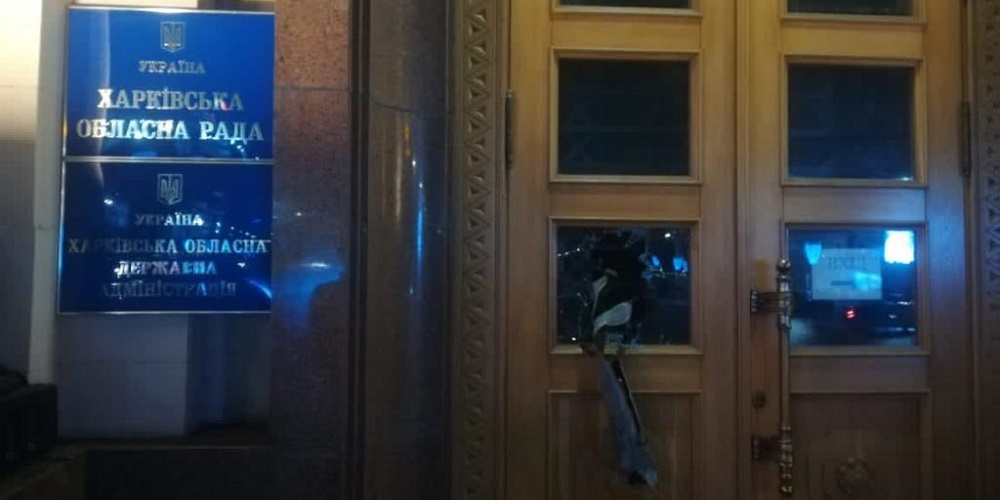 В Харькове под крики «Аллах Акбар» парень разбивал стёкла в здании ХОГА (видео)