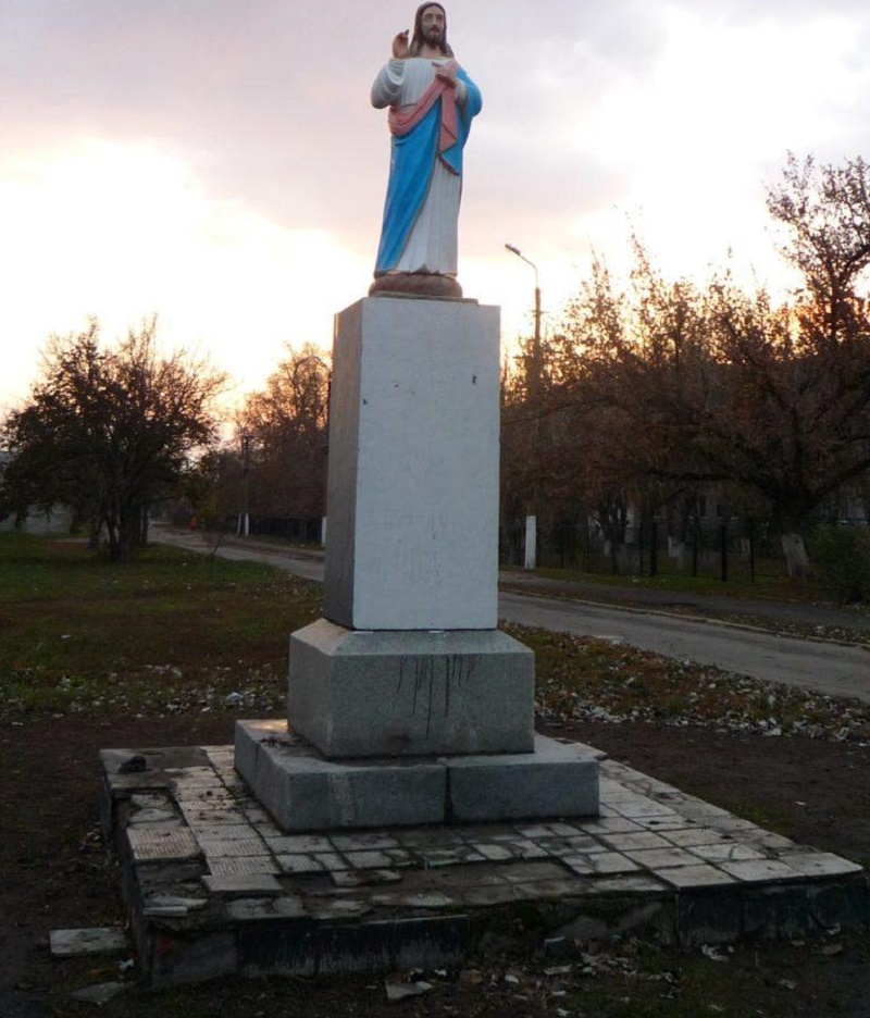 В Запорожской области вместо Ленина установили скульптуру Иисуса Христа