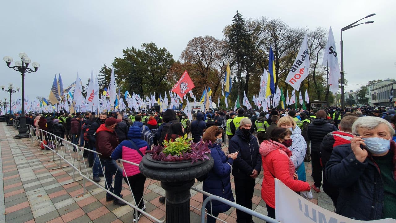 В Киеве заблокирован правительственный квартал, митингуют ФОПы и «евробляхеры»