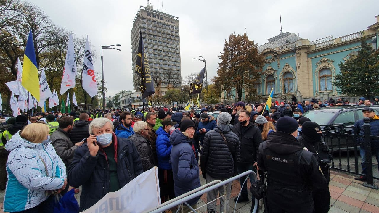 В Киеве заблокирован правительственный квартал, митингуют ФОПы и «евробляхеры» - 4 - изображение