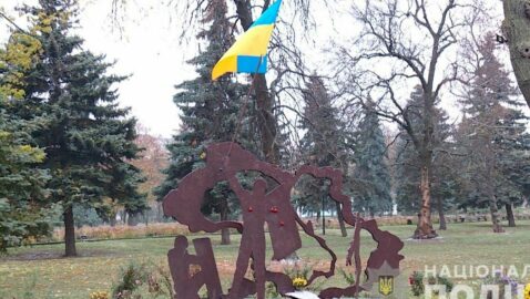 На Киевщине мужчина надругался над украинским флагом около скульптуры Героям Небесной Сотни