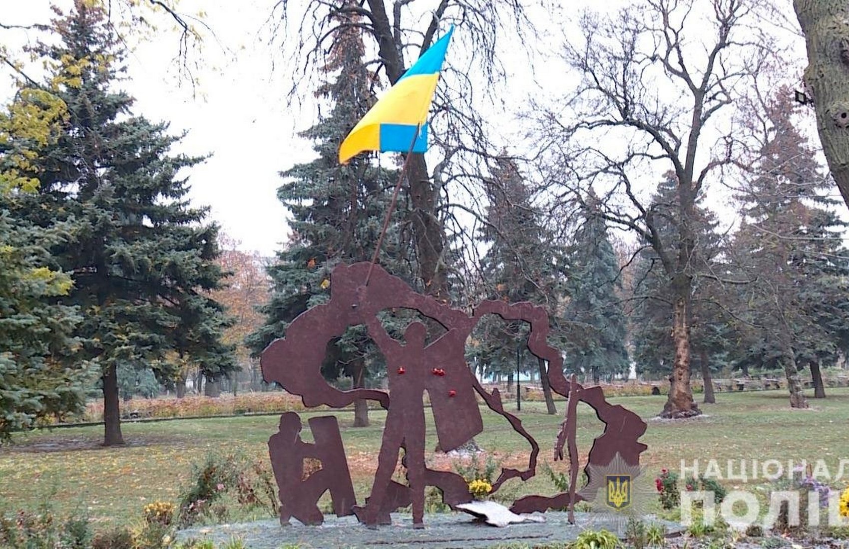 На Київщині чоловік поглумився над українським прапором біля скульптури Героям Небесної Сотні