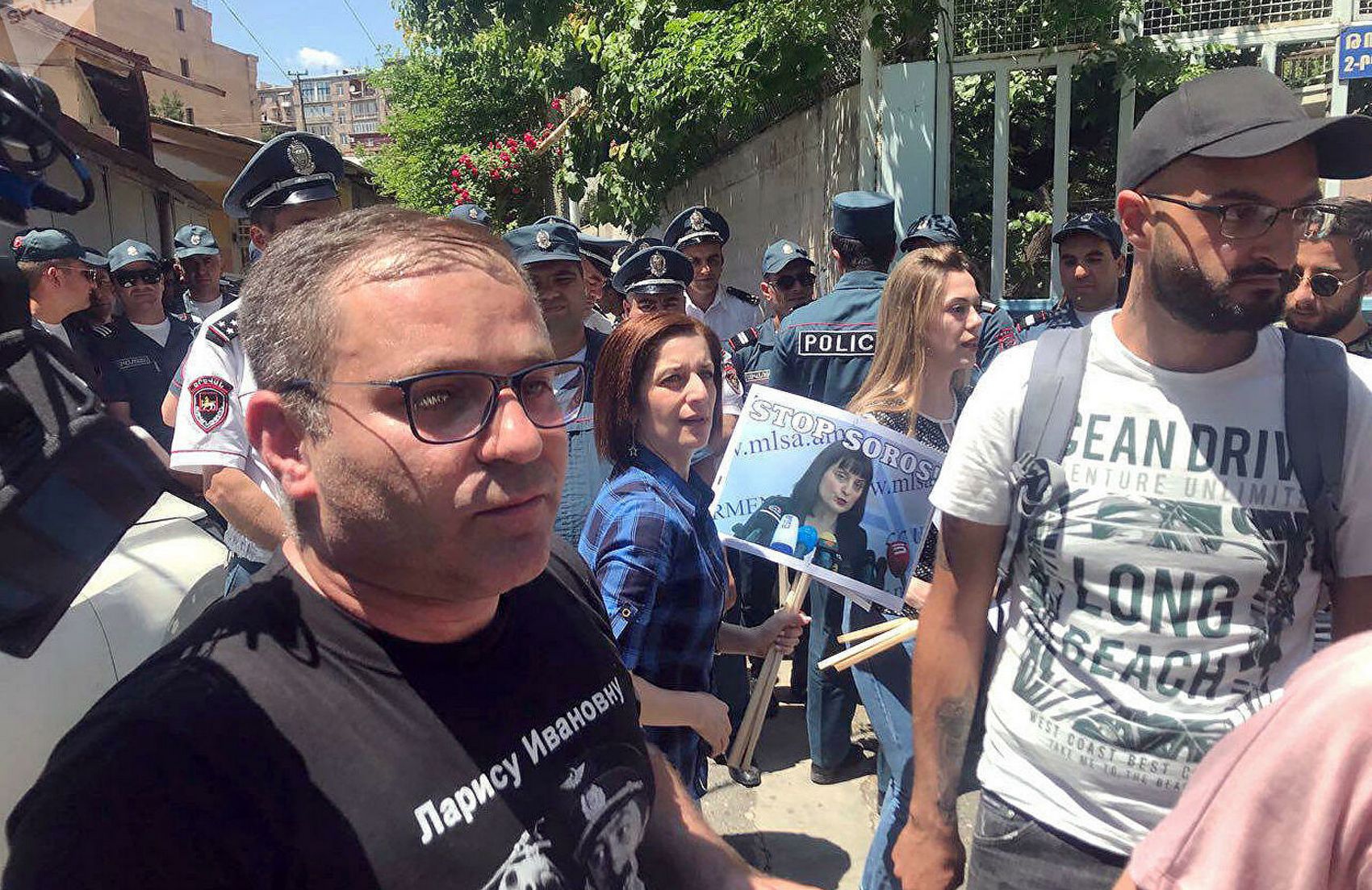 В Єревані розгромили офіс фонду Сороса, відео