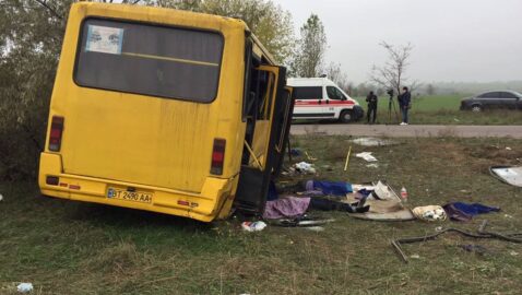 Под Херсоном перевернулся автобус с пассажирами: двое погибших