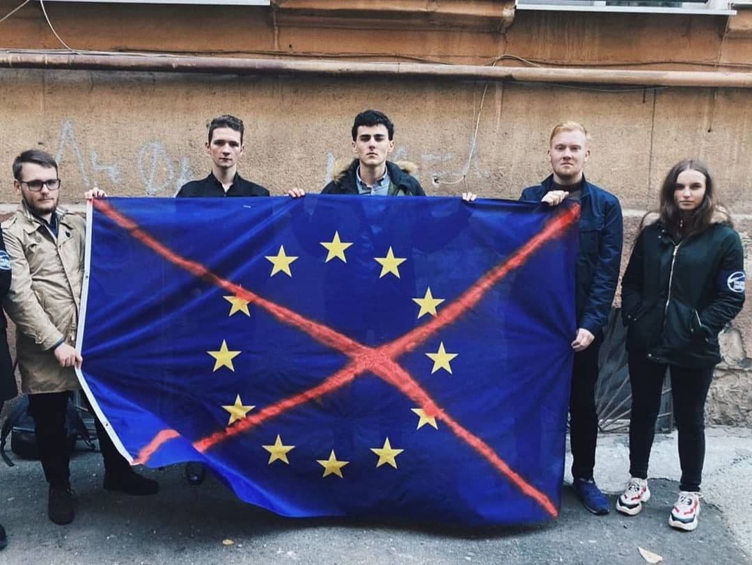 Праворадикалы, танцевавшие на флаге ЕС, объяснили свой поступок