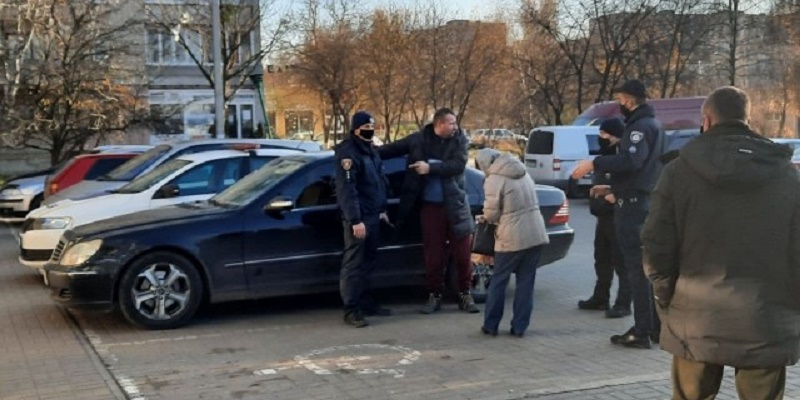 В Луцке мужчина устроил потасовку с полицией из-за маски