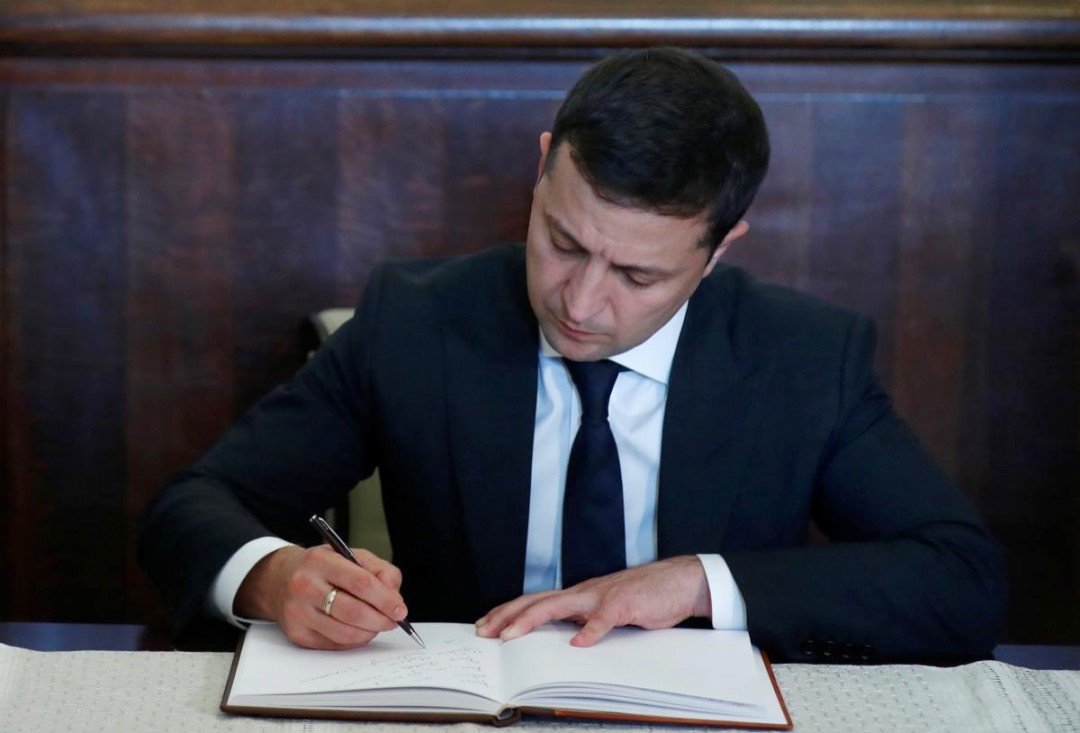 Зеленський підписав закон про штрафи за неношення масок в громадських місцях