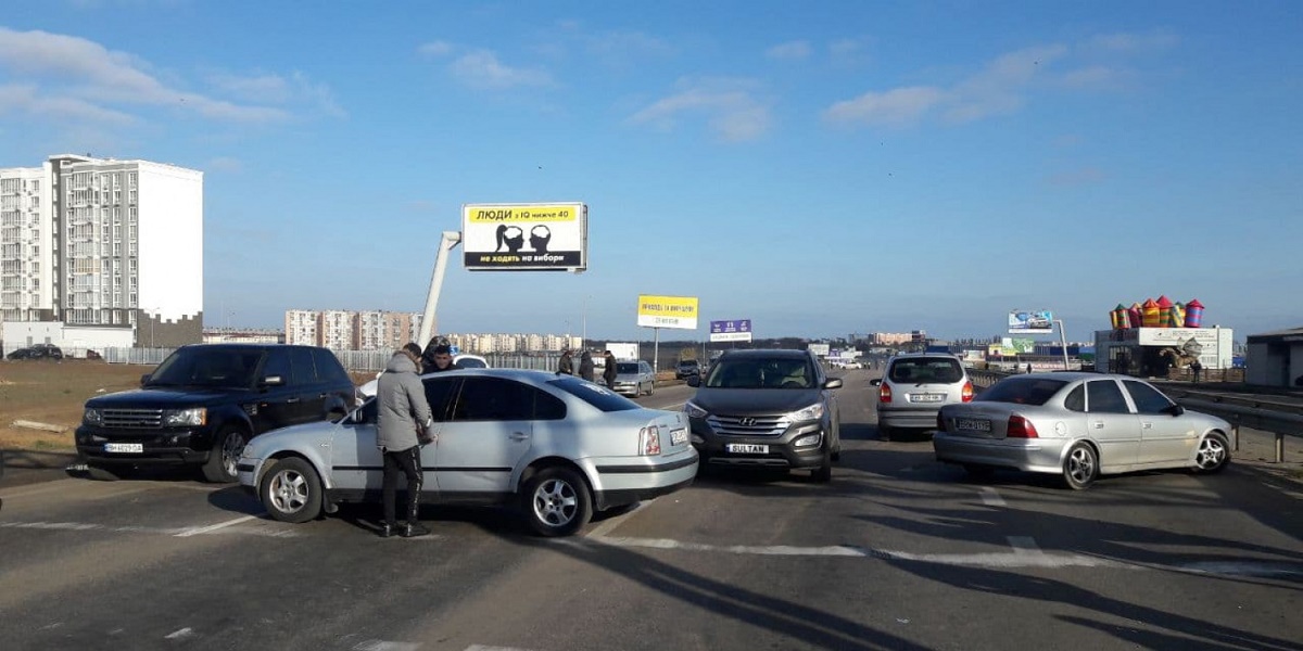 Работники «Седьмого километра» в Одессе перекрыли трассу