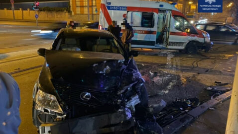 В Одессе «скорая» столкнулась с авто и перевернулась: трое пострадавших