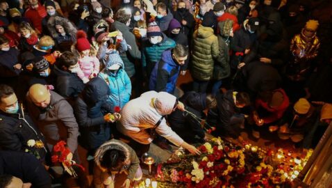 У Мінську тисячі людей вийшли на вулицю після смерті побитого білоруса (фото)