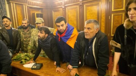 Протестующие в Армении избили спикера и захватили здание парламента