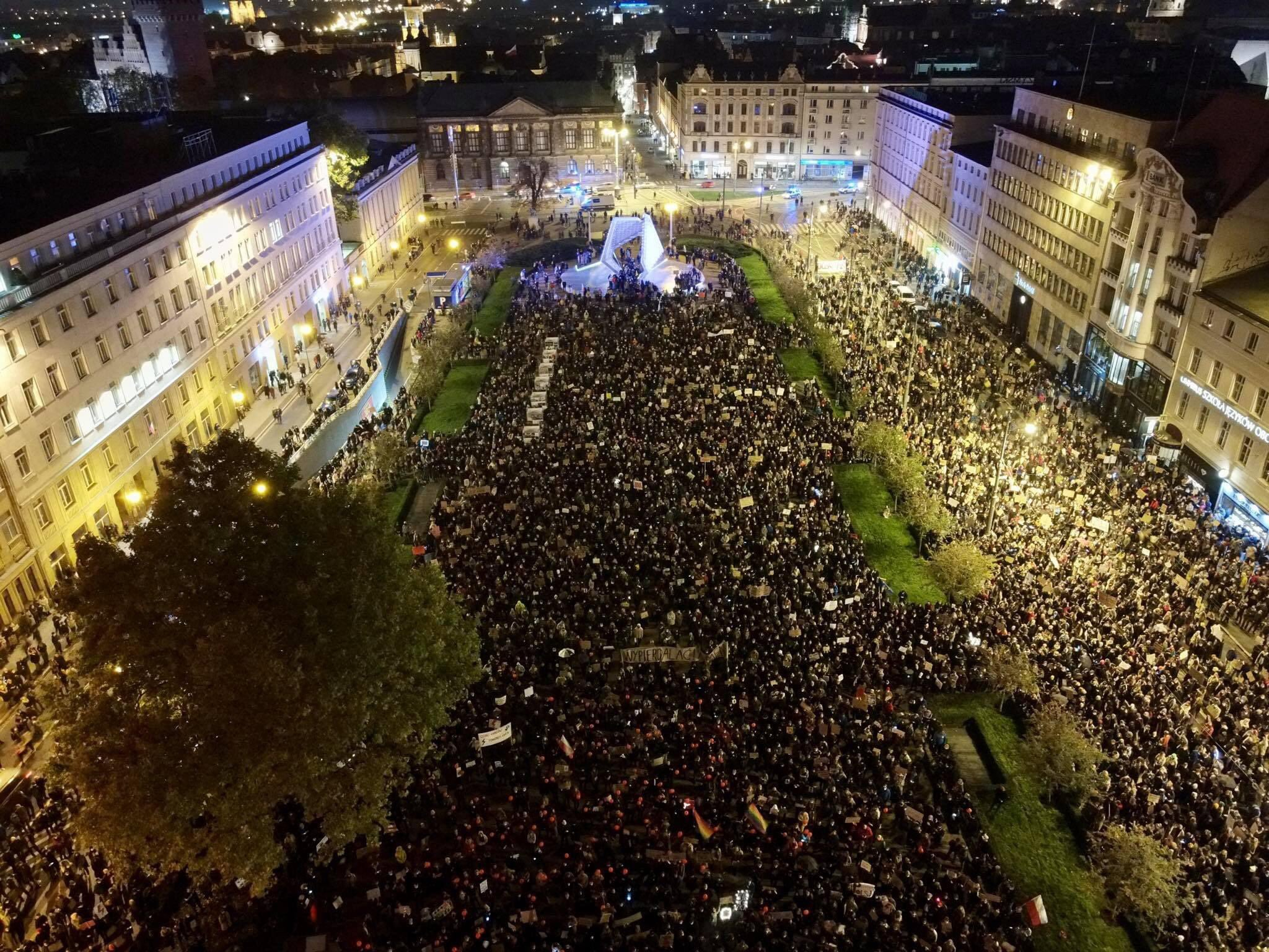Польша из-за протестов отложила запрет абортов