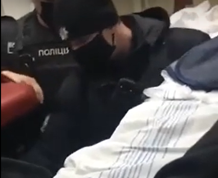 «Ты кто такой, бандит?»: полиции пришлось высаживать из поезда пассажира «под градусом» (видео)