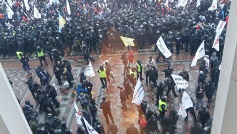 Протестующие пытались прорваться в Раду (видео)