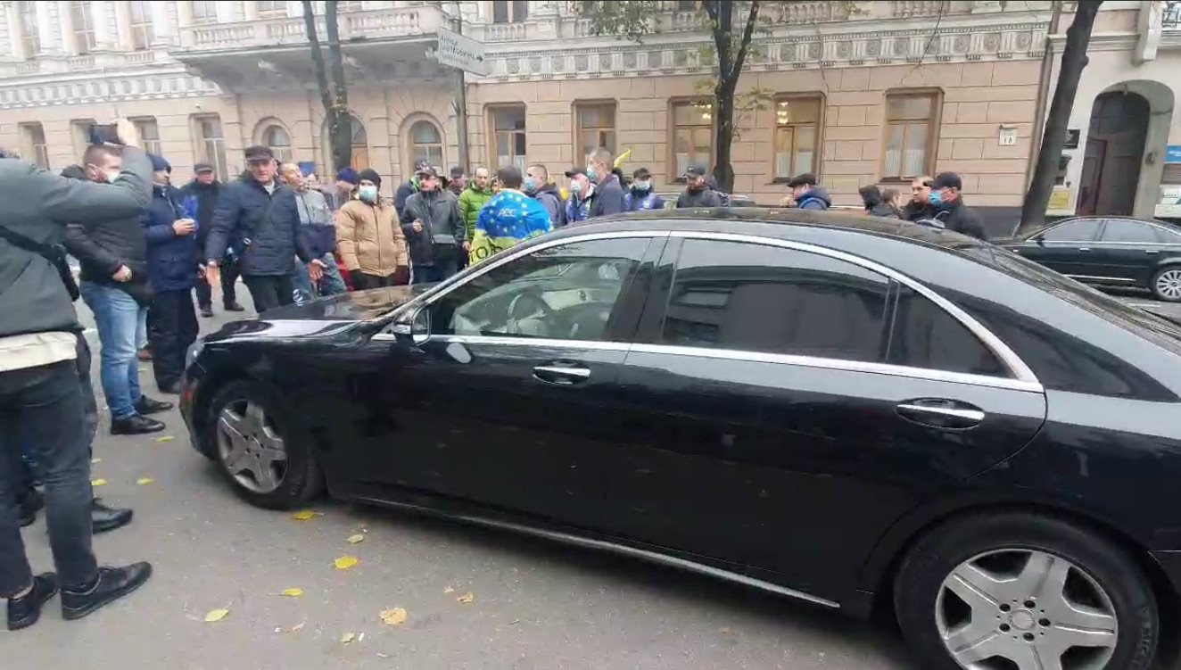 «Євробляхери» блокували машину Порошенка біля Ради