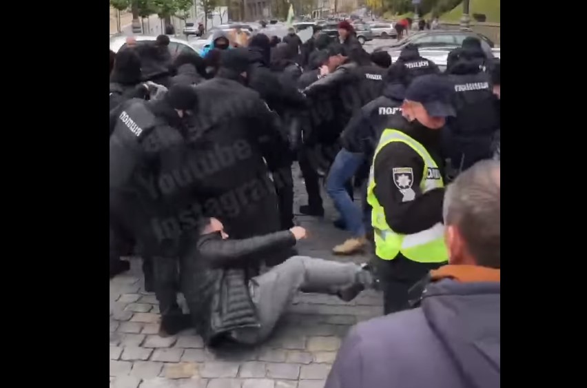 В центре Киева произошли стычки «евробляхеров» и полиции