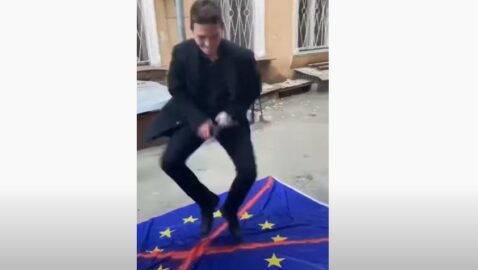 В Одессе осквернили флаг ЕС и устроили на нем танцы