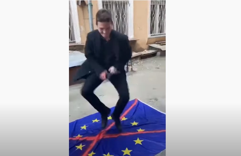 В Одесі осквернили прапор ЄС і влаштували на ньому танці