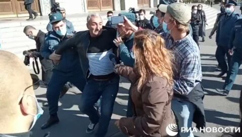 В Ереване требуют отставки Пашиняна, задержаны оппозиционеры