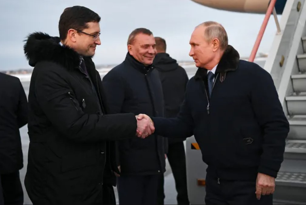 В Кремле объяснили, почему Путин был в Сарове без маски и здоровался за руку