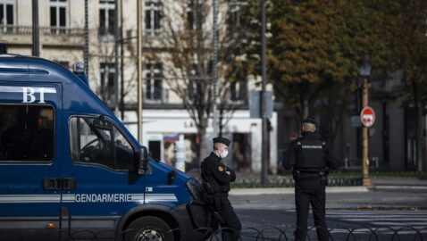 В Париже мужчина с мачете пытался напасть на людей