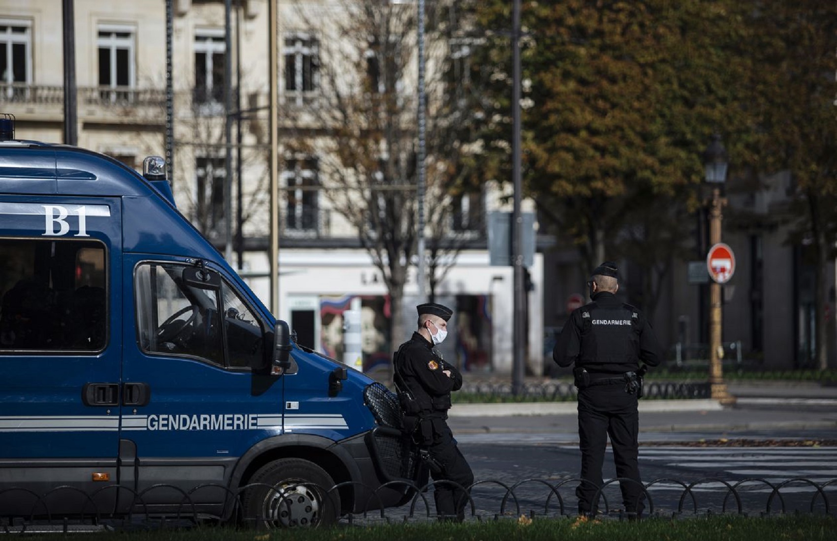В Париже мужчина с мачете пытался напасть на людей
