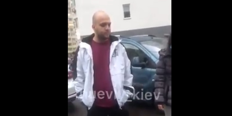 У Києві водій вдарив жінку з дитиною на руках, яку до цього ледь не збив