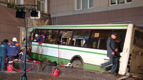 В Великом Новгороде рейсовый автобус врезался в здание университета, есть погибшие