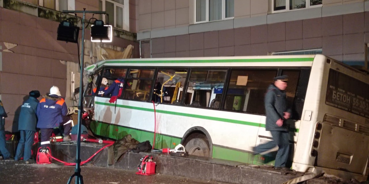 В Великом Новгороде рейсовый автобус врезался в здание университета, есть погибшие
