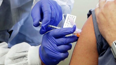 Американо-немецкая вакцина будет защищать от COVID-19 меньше, чем российская