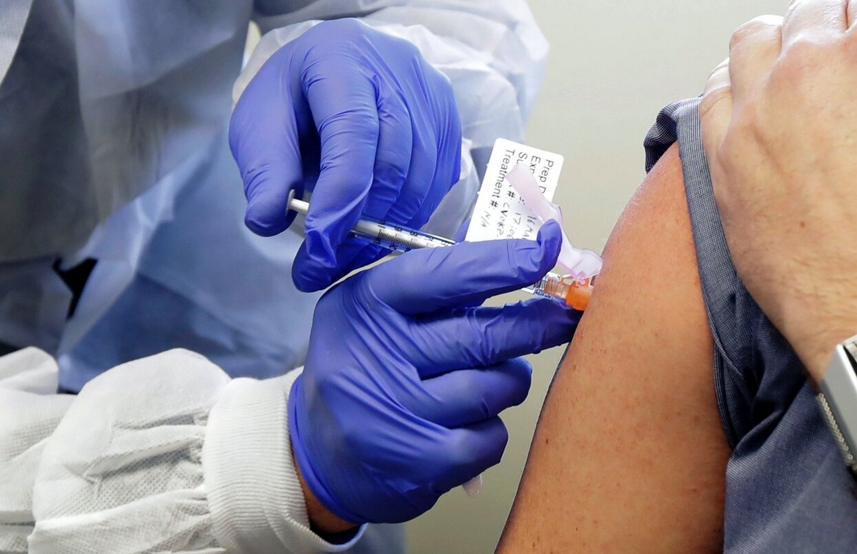Американо-немецкая вакцина будет защищать от COVID-19 меньше, чем российская