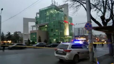 В Тбилиси вооружённый неизвестный взял в заложники 9 человек