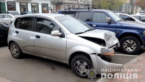 В Одессе пьяная женщина поссорилась с таксистом, угнала его авто и попала в ДТП