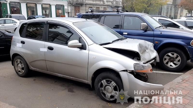 В Одессе пьяная женщина поссорилась с таксистом, угнала его авто и попала в ДТП