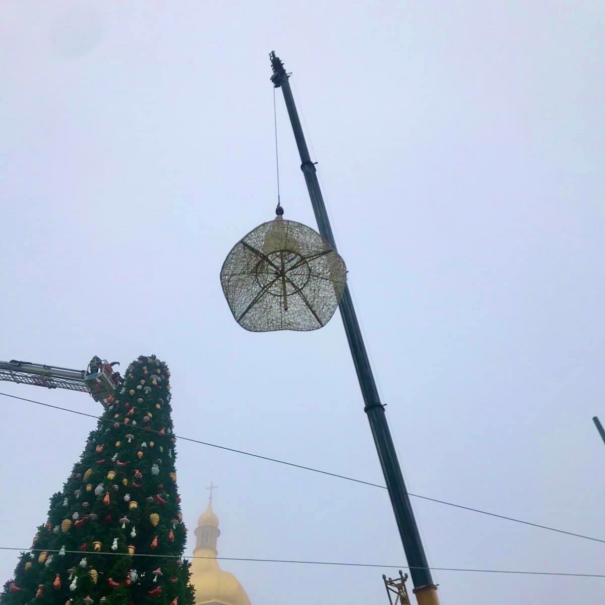С главной елки Киева сняли шляпу