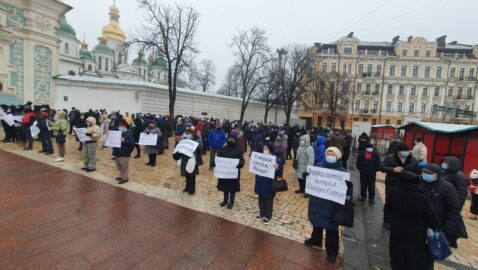 На Михайловской площади проходит акция протеста против Варфоломея и томоса